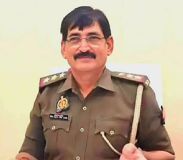 हादसे में थानेदार के इकलौते बेटे की मौत: इंस्पेक्टर का कूल्हा टूटा, पत्नी और बहू घायल; शव दिखाने को अस्पताल लाया गया |