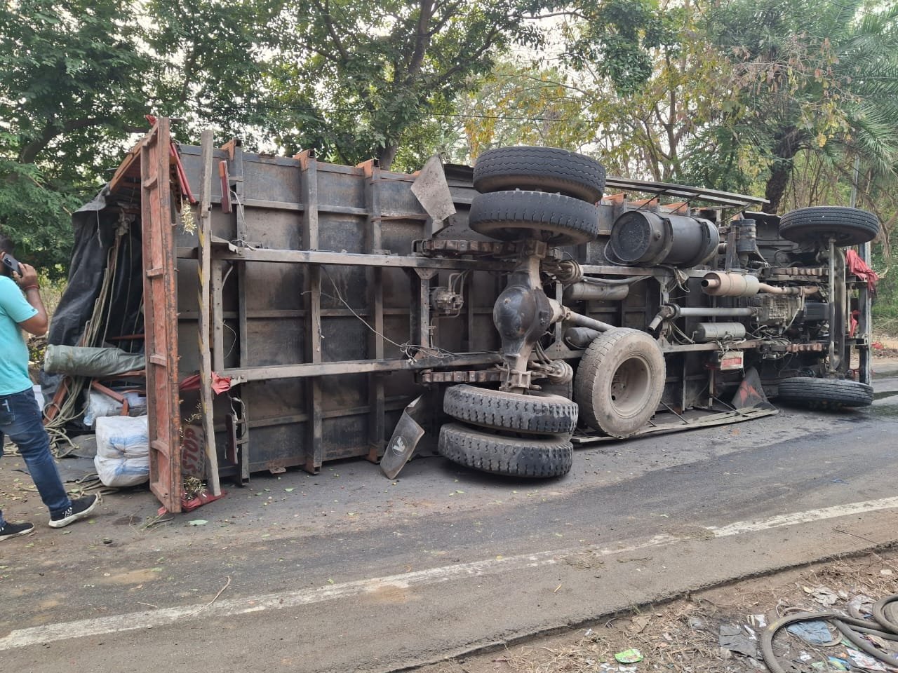 घोलवड क्षेत्र के भंगारवाला मोड़ पर मालवाहक वाहन पलटा, चालक को हुई मामूली चोट |