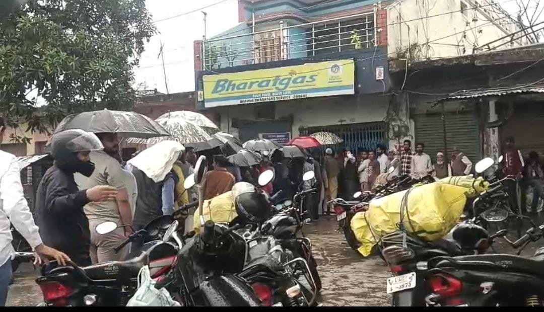 “मुरादाबाद में मौसम का मिजाज बदला, और लोगों की दौड़-भाग बढ़ी।