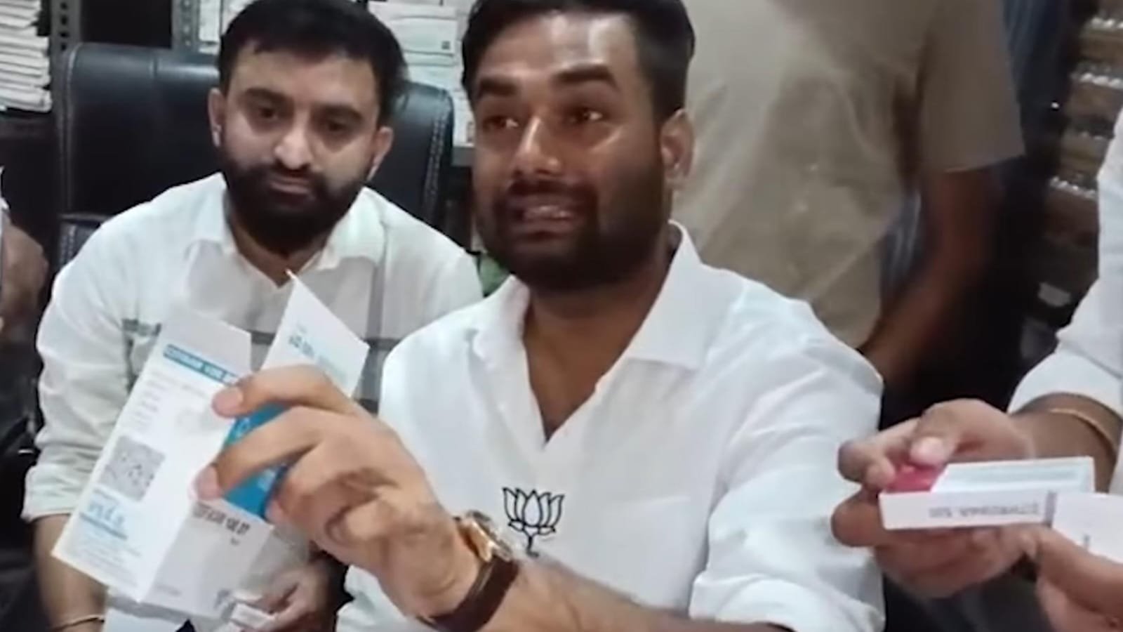 वसई के मनपा अस्पताल में एक्सपायरी दवाओं का मामला, भाजपा नगरसेवकों के औचक निरीक्षण में सामने आई बड़ी लापरवाही |