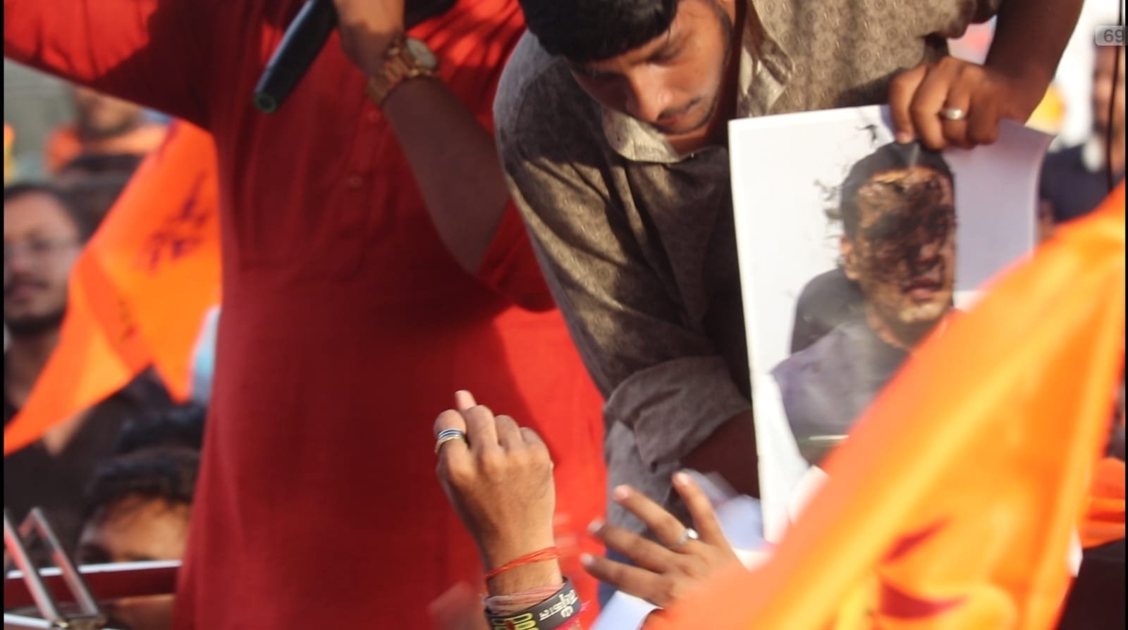 गौशाला कार्रवाई के विरोध में मोर्चा: आयुक्त की तस्वीर पर कालिख और मनपा मुख्यालय पर गोबर फेंकने पर कार्रवाई नहीं, उठ रहे सवाल |