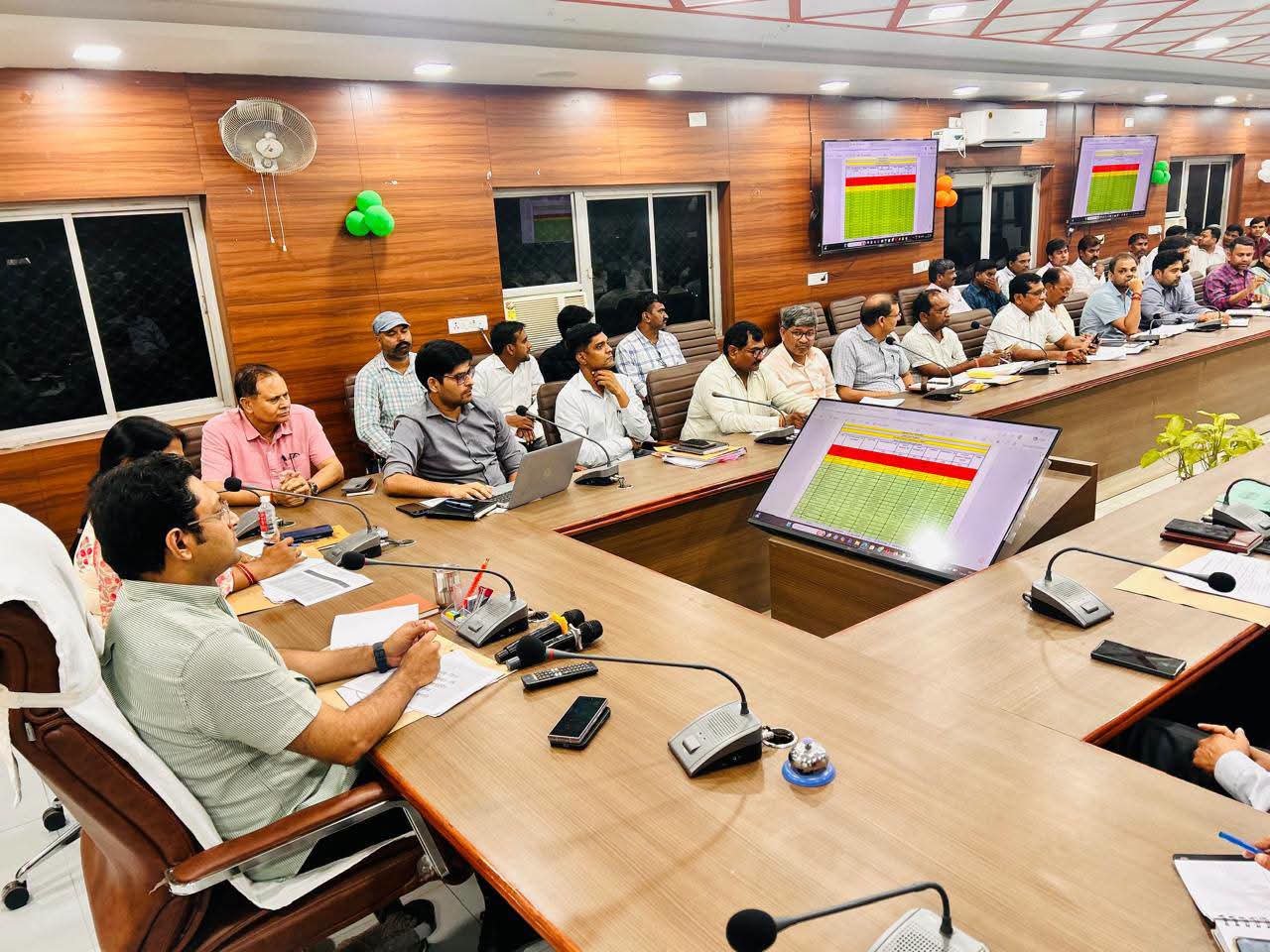 जौनपुर: स्वच्छ भारत मिशन की समीक्षा में जिलाधिकारी सख्त, ग्राम पंचायतों में रोस्टर के तहत कूड़ा उठाने और ODF निगरानी के निर्देश |