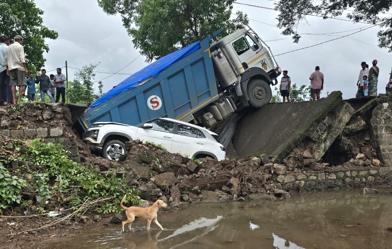 मेढे-आंबोडे में बड़ा हादसा टला, पुल ढहने से दो गांवों का संपर्क टूटा; प्रशासन ने शुरू कराया वैकल्पिक मार्ग |