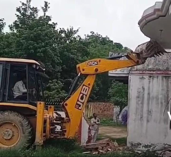 हाईकोर्ट के कड़े रुख के बाद गरजा प्रशासन का बुलडोजर; परमालपुर में सरकारी चकमार्ग से हटा अवैध कब्जा |