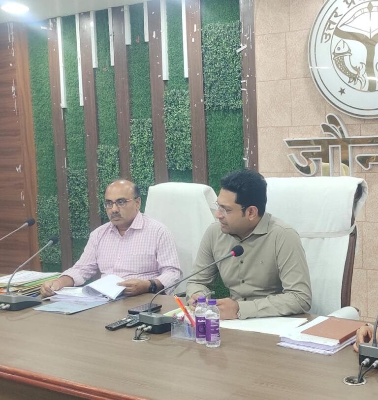 जौनपुर में सरकारी योजनाओं की ढीली रफ्तार पर भड़के डीएम सैमुअल पॉल एन., अधिकारियों को दी सख्त चेतावनी |