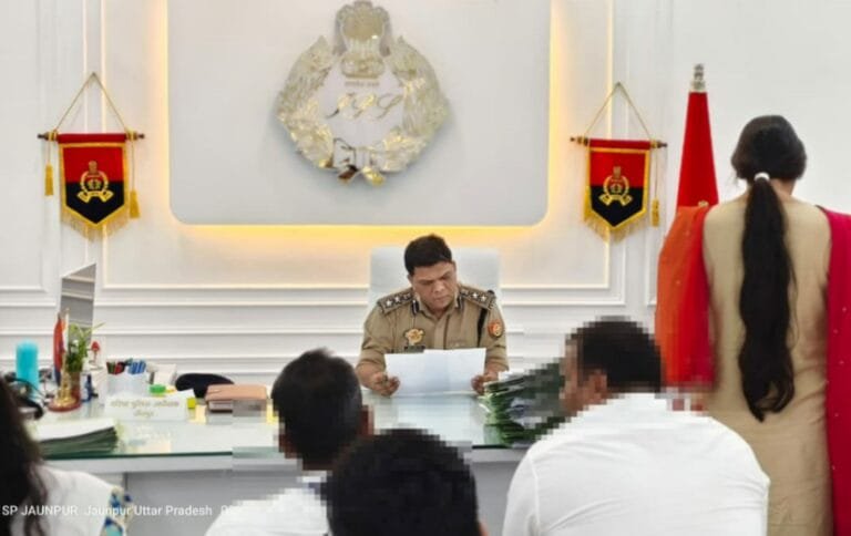 🚨 जौनपुर पुलिस कार्यालय में एसएसपी कुँवर अनुपम सिंह का एक्शन मोड: फरियादियों की सुनीं समस्याएं, मातहतों को दी कड़ी चेतावनी |