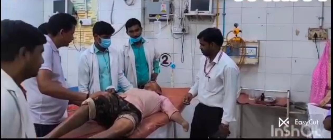 जौनपुर में सनसनीखेज वारदात: खेत में ले जाकर युवक को बेरहमी से पीटा, जबरन स्टाम्प पर लगवाया अंगूठा और पिलाया जहर; ससुराल पक्ष पर गंभीर आरोप |