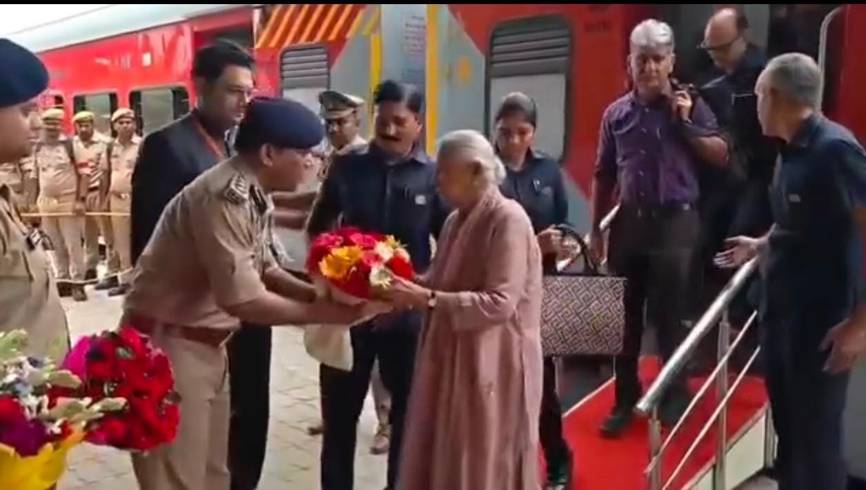 राज्यपाल आनंदीबेन पटेल का जौनपुर में ऐतिहासिक आगमन: पहली बार बेगमपुरा एक्सप्रेस से पहुंचीं महामहिम, पुलिस-प्रशासन ने किया भव्य स्वागत |