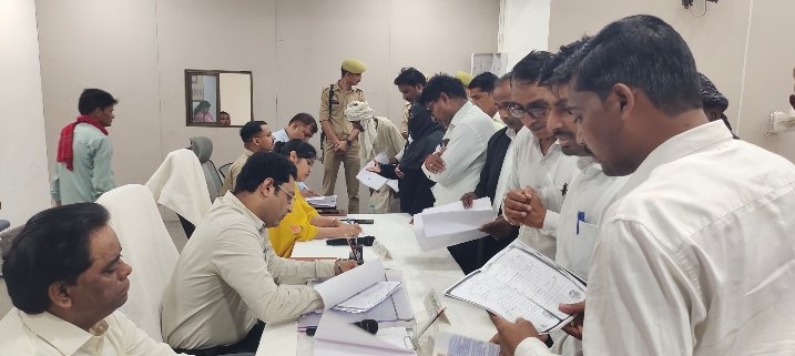 जौनपुर में सम्पूर्ण समाधान दिवस का आयोजन, जिलाधिकारी ने सुनीं जनसमस्याएं; 87 में 7 मामलों का मौके पर |
