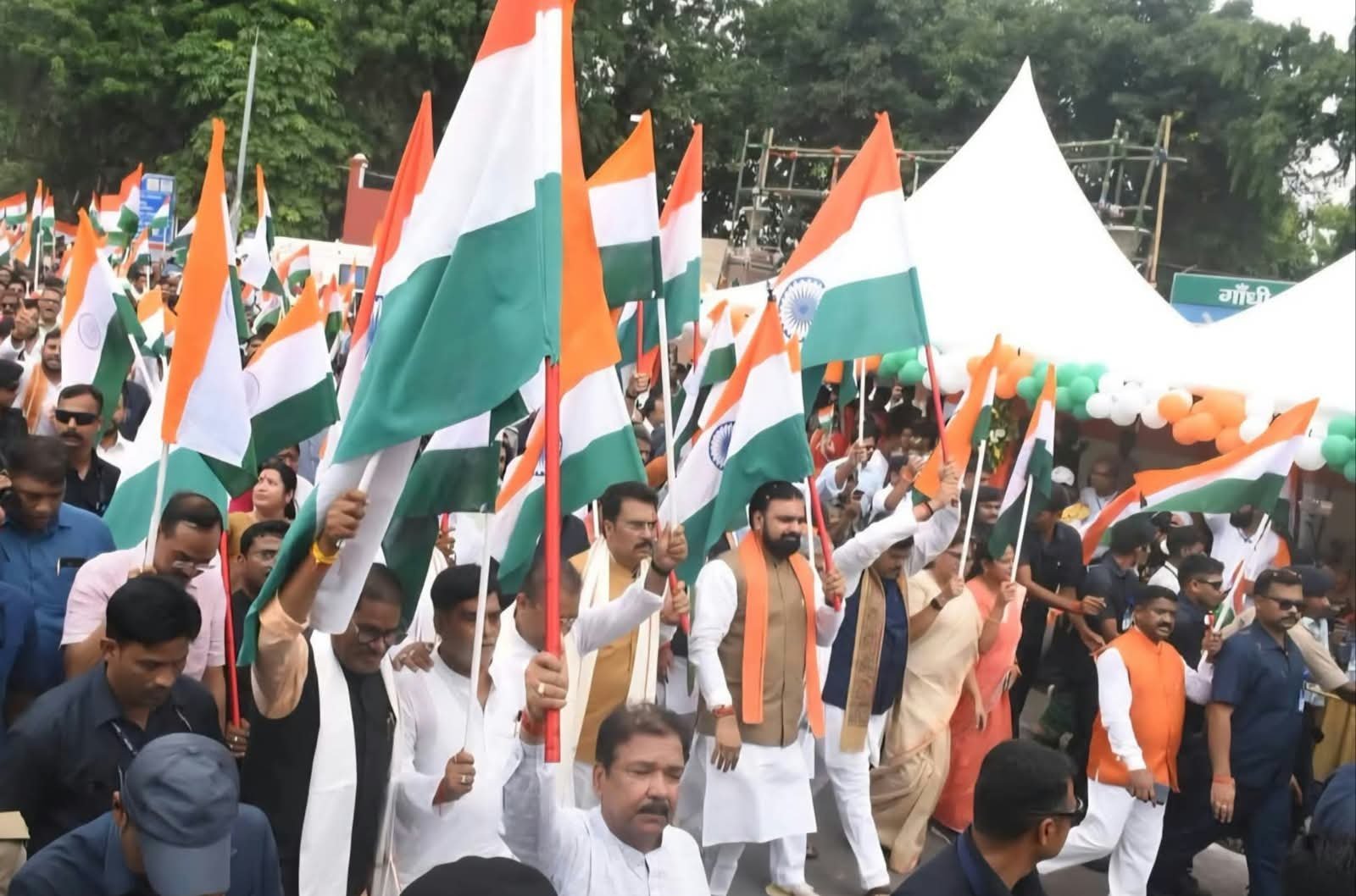 पटना में ‘हर घर तिरंगा’ अभियान के तहत निकली भव्य तिरंगा यात्रा: मुख्यमंत्री ने हाथों में तिरंगा थामकर किया 1.5 किमी पैदल मार्च |