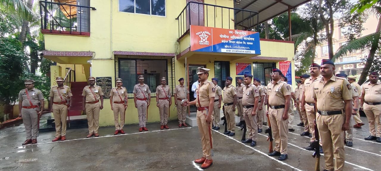 बोईसर उपविभागीय पुलिस अधिकारी कार्यालय में धूमधाम से मनाया गया 80वां स्वतंत्रता दिवस, एसडीपीओ दिनेश बैसाणे ने किया ध्वजारोहण |