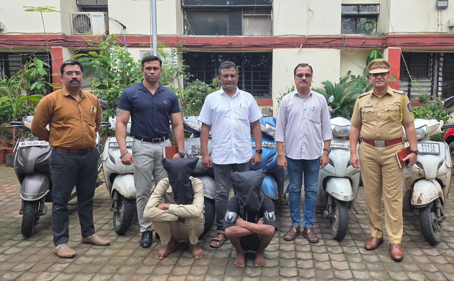 नवी मुंबई: एपीएमसी पुलिस का बड़ा एक्शन, शातिर बाइक चोर गिरोह के 2 आरोपी गिरफ्तार, 6 मोटरसाइकिलें बरामद |