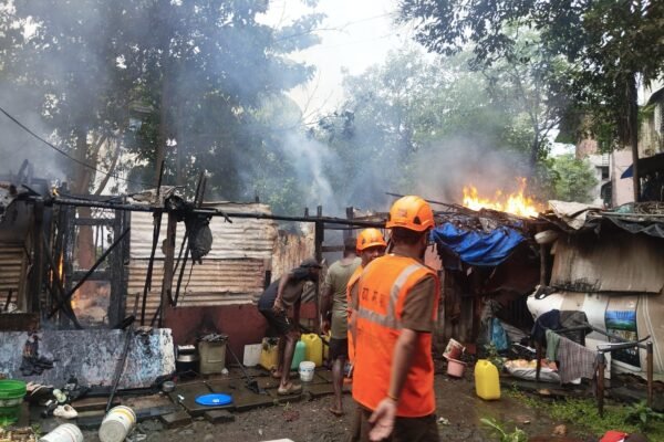 कलवा में भीषण आग से पांच झोपड़े जलकर खाक, गैस सिलिंडर विस्फोट से मची अफरा-तफरी |