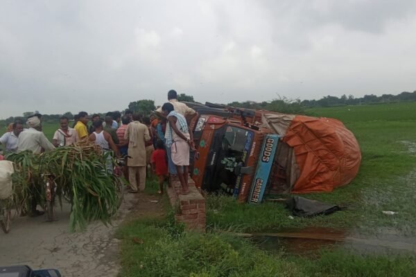 सरायख्वाजा के गिरधरपुर में बोरी से लदी डीसीएम अनियंत्रित होकर पलटी, चालक बाल-बाल बचा |