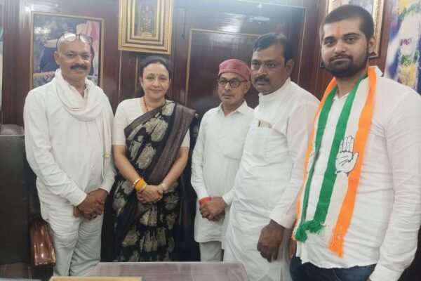 आराधना मिश्रा मोना को प्रदेश अध्यक्ष बनाए जाने पर कांग्रेस कार्यकर्ताओं ने दी बधाई |