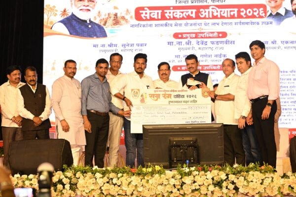 किसानों की मदद के लिए आगे आया युवा फाउंडेशन बोईसर रासरंग दांडिया, मुख्यमंत्री देवेंद्र फडणवीस को सौंपा ₹2 लाख का चेक |