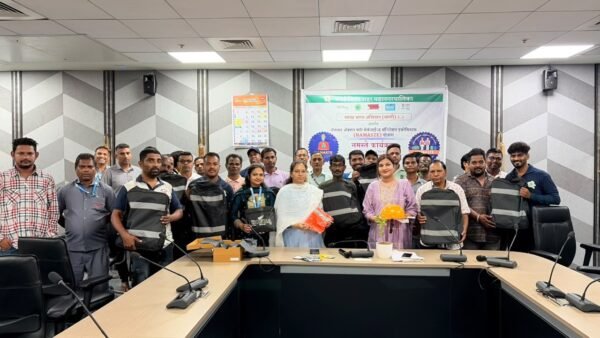वसई-विरार महानगरपालिका में ‘नमस्ते योजना’ की समीक्षा, सफाई कर्मचारियों को बांटी गईं सुरक्षा किट |