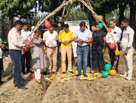 मीरगंज में शरदकालीन गन्ना बुवाई का शुभारंभ, एमडी तन्मय मोदी ने किया खेतों का निरीक्षण |