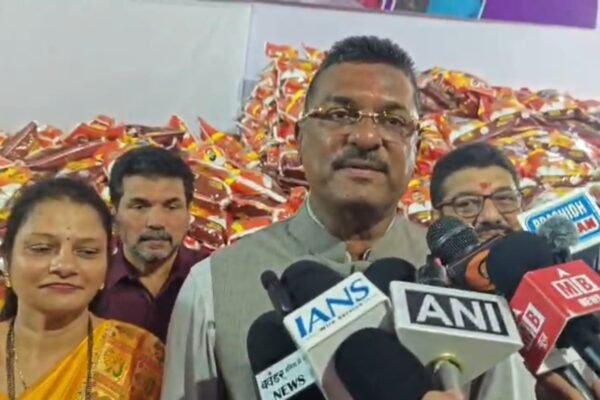 सूखाग्रस्त किसानों की दिवाली होगी खुशहाल, प्रताप सरनाईक की पहल पर 2 लाख परिवारों को मुफ्त राशन किट |